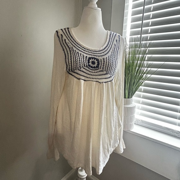 Free People Ivory Blouse with Navy Embroidery Size Medium - Picture 2 of 9